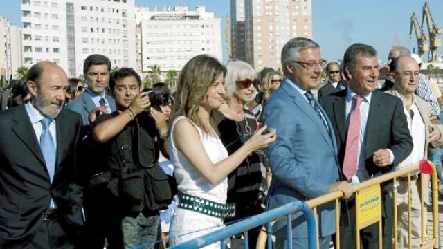 Los ministros Rubalcaba, Aído y Blanco, así como la alcaldesa Martínez, ayer, en las obras del segundo puente de Cádiz