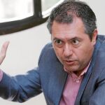 El portavoz del Grupo Socialista en el Ayuntamiento, Juan Espada, cree que Zoido «miente al asegurar que bajará los impuestos en 2012»