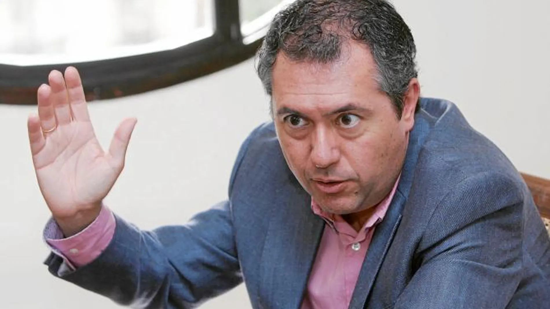 El portavoz del Grupo Socialista en el Ayuntamiento, Juan Espada, cree que Zoido «miente al asegurar que bajará los impuestos en 2012»