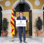 El president compareció en el ala oeste del Palau de Pedralbes y dejó a la oposición relegada a una sala en la que apenas cabía la Prensa