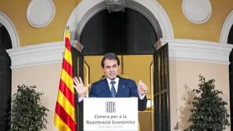 El president compareció en el ala oeste del Palau de Pedralbes y dejó a la oposición relegada a una sala en la que apenas cabía la Prensa