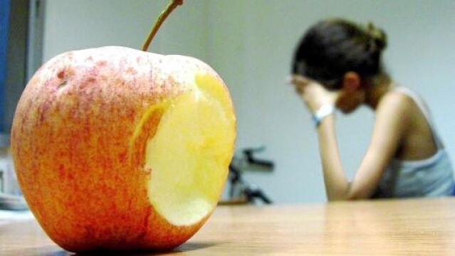 Una preocupación excesiva por la imagen, unida a síntomas físicos como la pérdida de la menstruación en las chicas y de masa muscular en los chicos, debe hacer saltar las alarmas