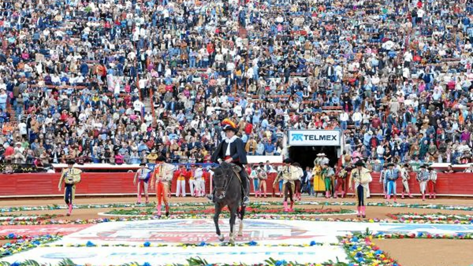 Los cuatro toreros hacen el paseíllo con La Monumental repleta de aficionados