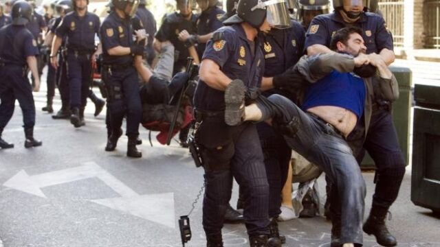 Multas de 90 euros para los «indignados» identificados