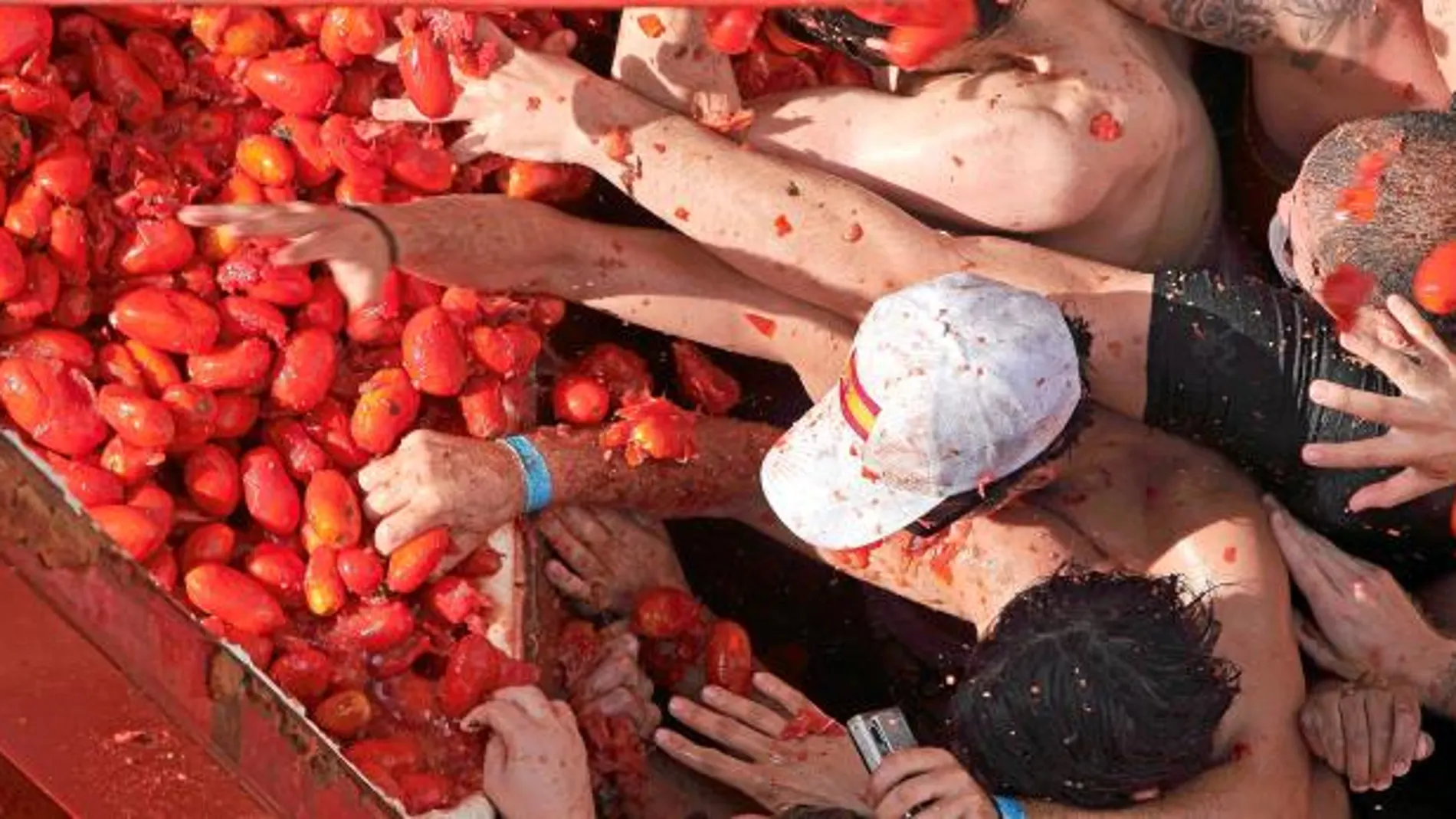 Más de 40.000 personas lanzaron 120.000 kilos de tomate por las calles de la localidad de Buñol
