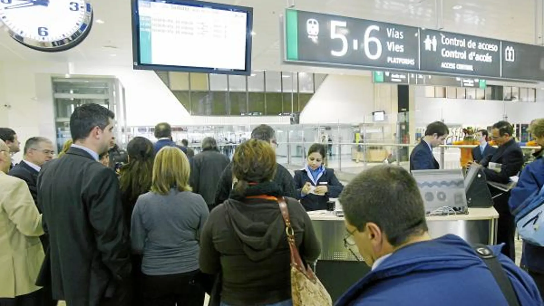 Pasajeros que tomaron el primer AVE Madrid- Barcelona
