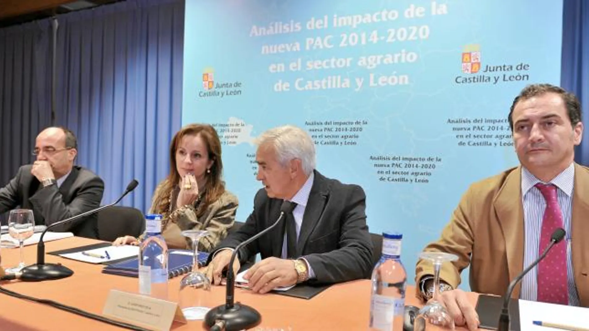 La consejera de Agricultura y Ganadería, Silvia Clemente, con Juan Pedro Medina, Ildefonso Vega y Agustín de Prada