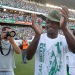 El centrocampista camerunés del Real Betis Achille Emaná (c) celebra con la afición el ascenso a Primera al término del partido