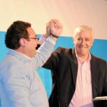 El presidente del PP-A, Javier Arenas, ayer junto al candidato a Dos Hermanas, Manuel Alcocer