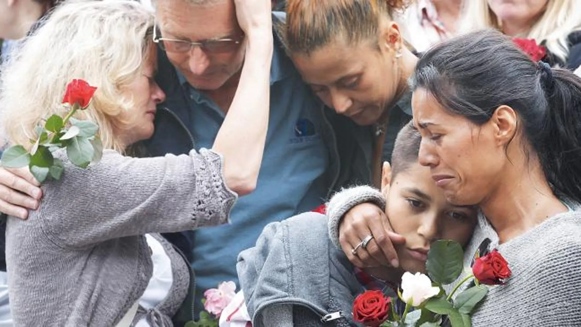 Noruegos consolándose unos a otros durante la Marcha de las Rosas celebrada el lunes en Oslo