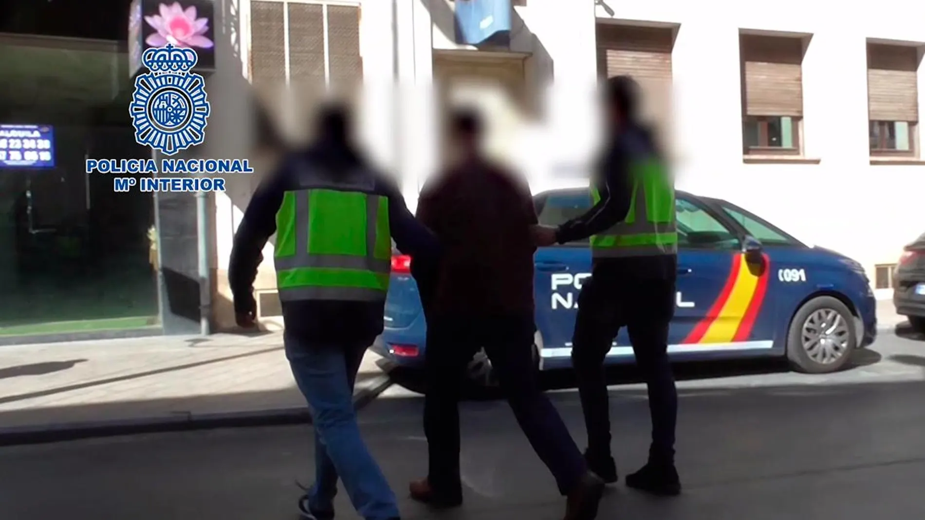 Uno de los detenidos en Murcia es conducido a dependencias policiales