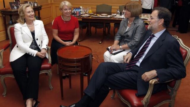 Rajoy y Clinton, durante la reunión que mantuvieron ayer en la Embajada de Estados Unidos