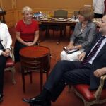 Rajoy y Clinton, durante la reunión que mantuvieron ayer en la Embajada de Estados Unidos