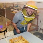 Uno de los ingenieros del proyecto, prepara sus abejas para las pruebas (Foto: Arizona engineer online)
