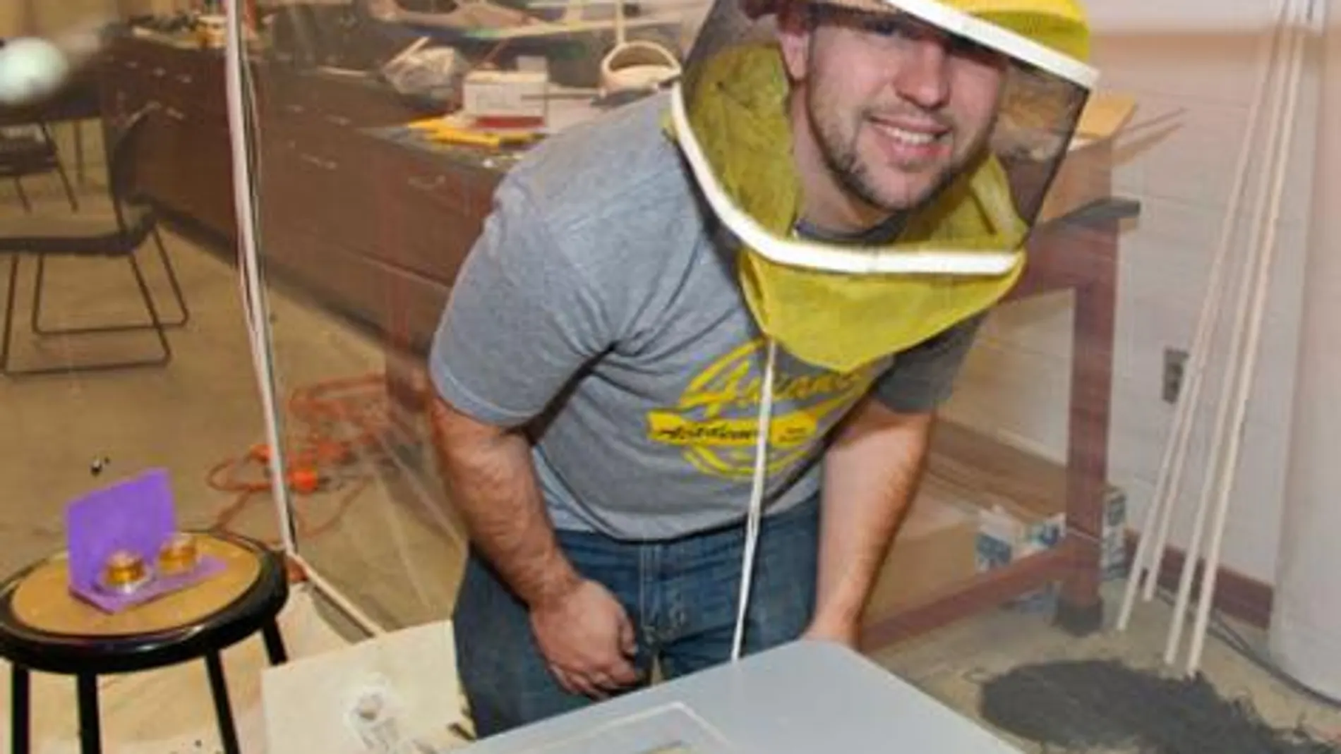 Uno de los ingenieros del proyecto, prepara sus abejas para las pruebas (Foto: Arizona engineer online)