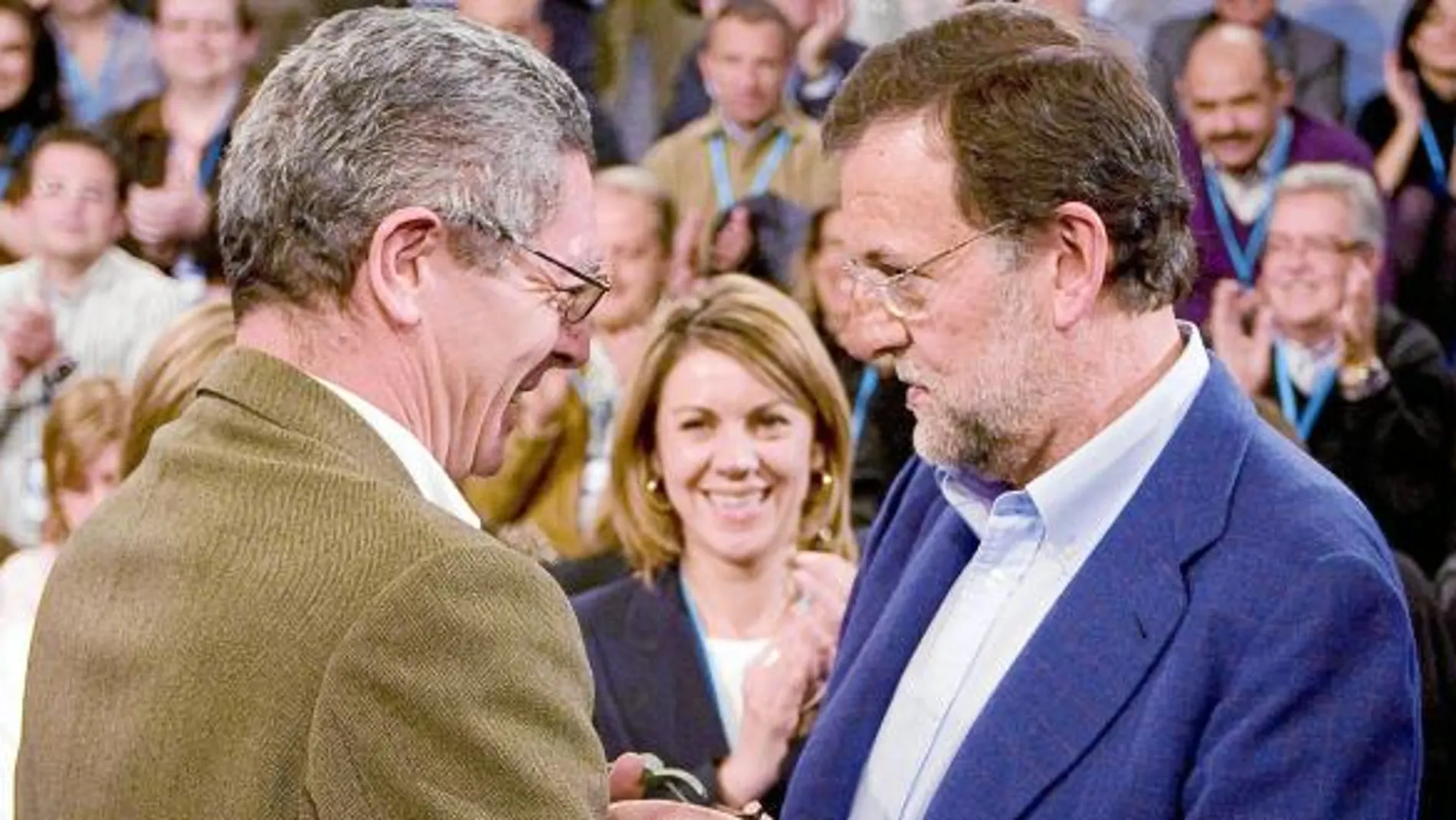 Mariano Rajoy y el acalde de Madrid, Alberto Ruiz- Gallardón, en la convención de Sevilla