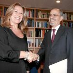 Trinidad Jiménez recibió ayer en su despacho la primera visita del nuevo embajador marroquí, Uld Suilem