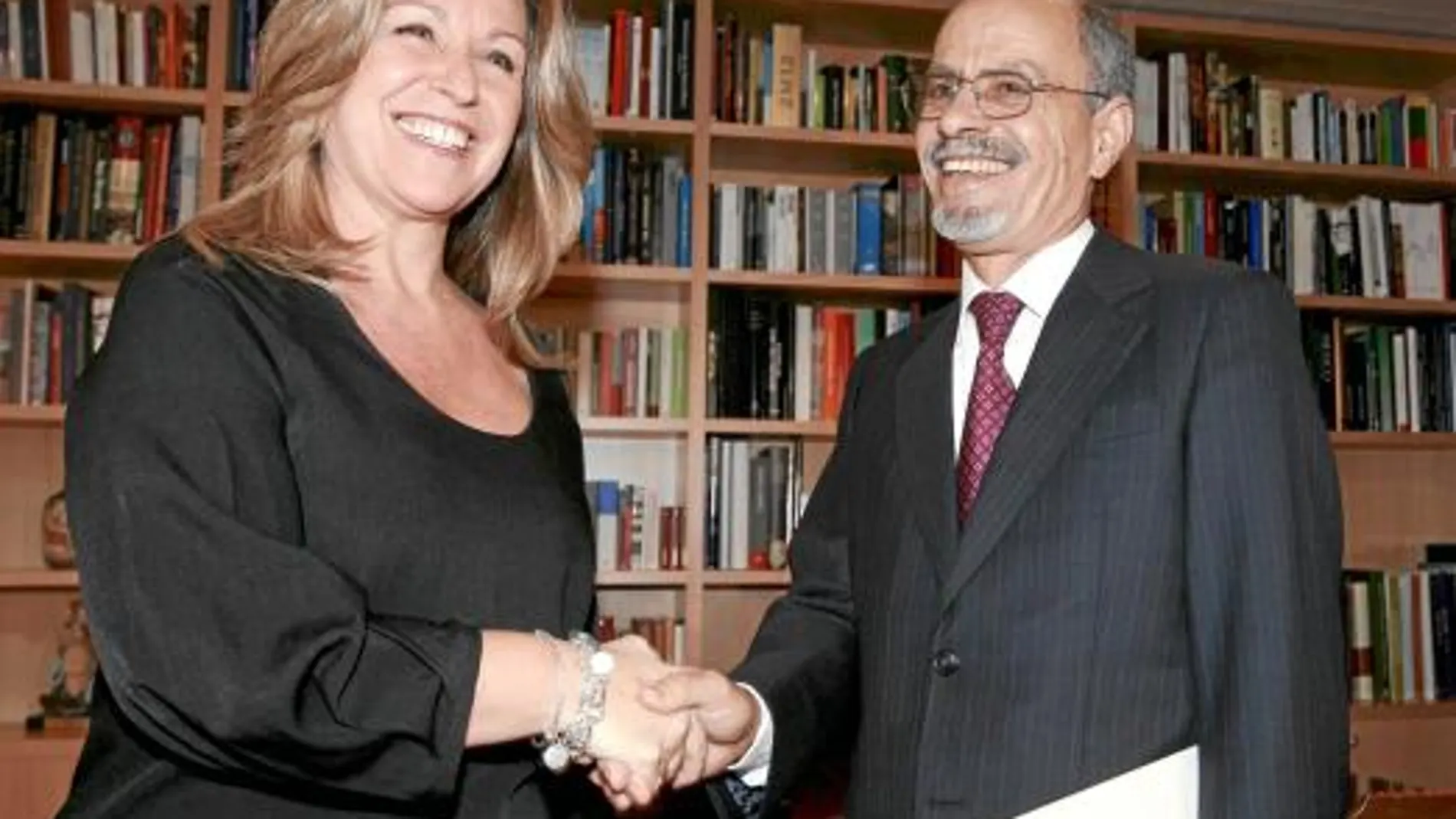 Trinidad Jiménez recibió ayer en su despacho la primera visita del nuevo embajador marroquí, Uld Suilem
