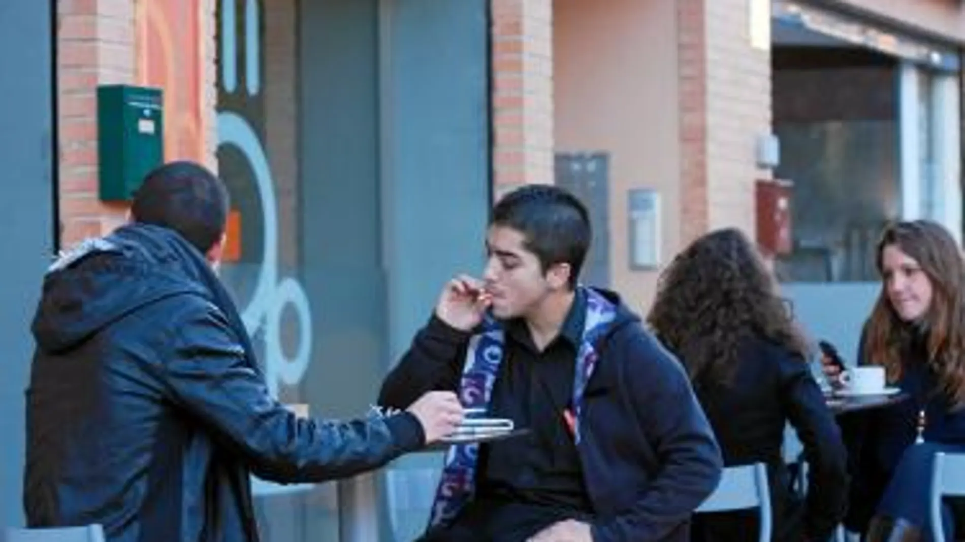 Clientes fumando en una terraza de Valencia