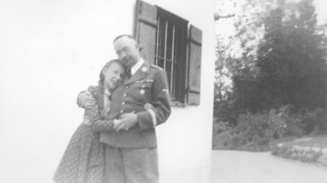 Gudrun Burwitz, junto a su padre, durante la Segunda Guerra Mundial