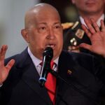 Chávez gesticula durante su comparecencia en Caracas tras un encuentro con la jefa de Unasur