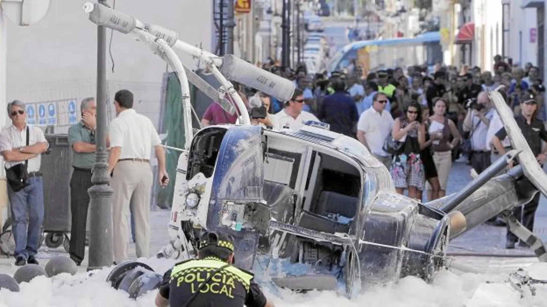 El helicóptero se precipitó al suelo en la calle San Juan de El Puerto de Santa María, junto a la Plaza de España