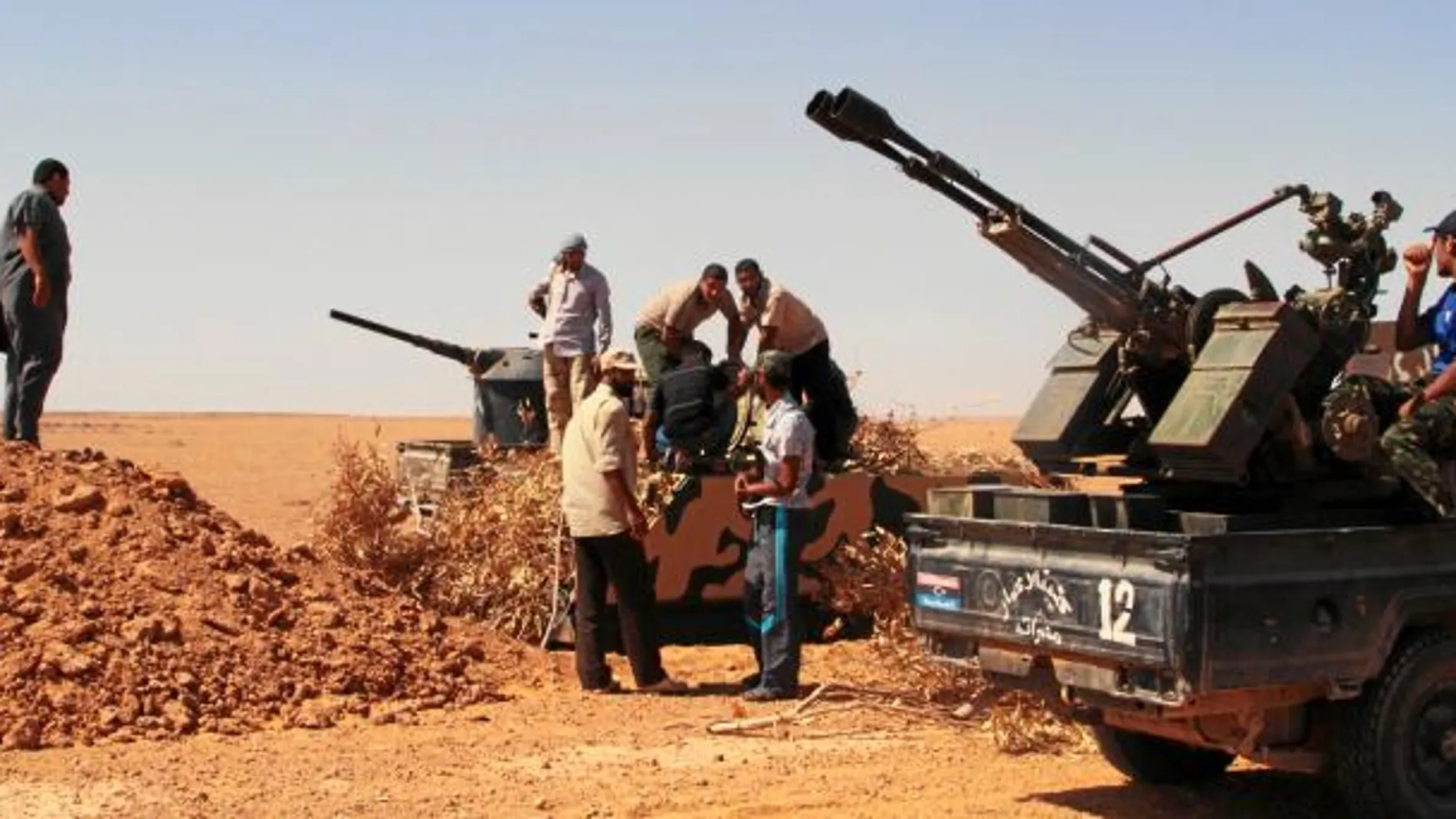 Un grupo de rebeldes a diez kilómetros de Beni Walid, una localidad controlada todavía por los soldados de Gadafi
