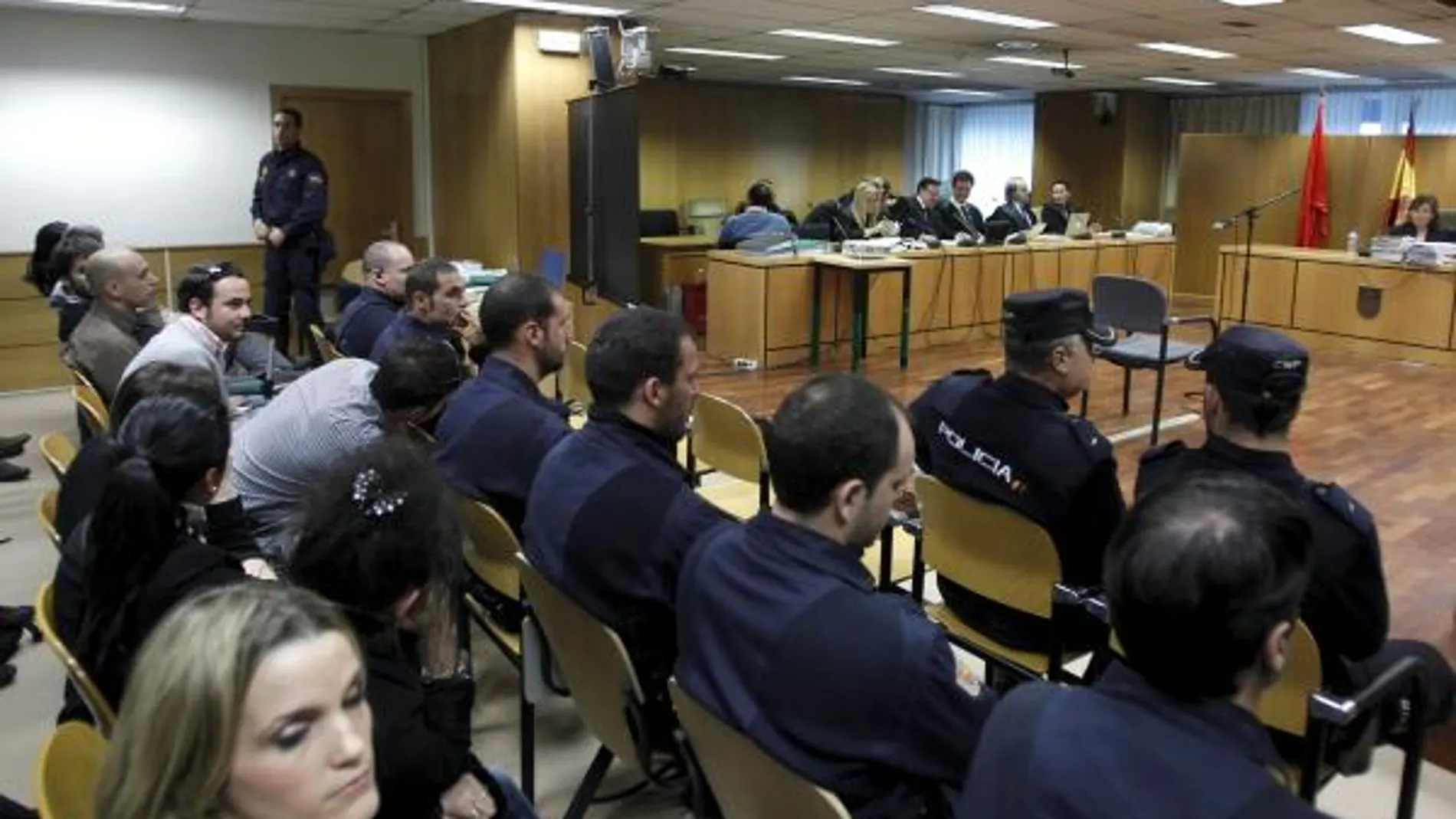 Los tres porteros (al fondo) de la discoteca "El Balcón de Rosales"acusados de matar al joven Álvaro Ussía el 15 de noviembre de 2008, sentados junto a sus abogados en la sala de vistas de la Audiencia Provincial de Madrid