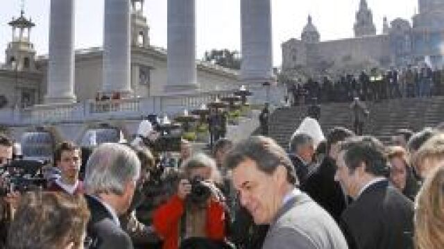 Mas y Hereu (a su derecha), en primer plano. Al fondo, las cuatro columnas dedicadas a la bandera catalana