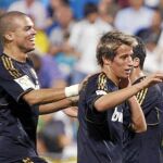 Pepe y Coentrao celebran uno de los goles del Real Madrid en La Romareda