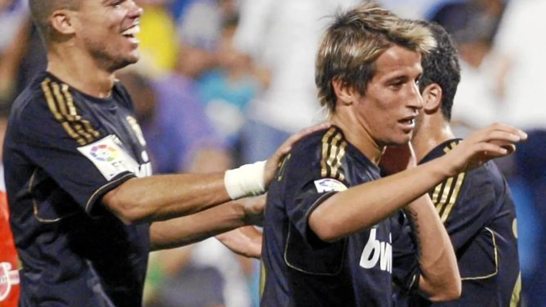 Pepe y Coentrao celebran uno de los goles del Real Madrid en La Romareda