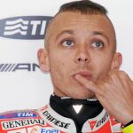 Rossi, en el box del equipo Ducati, durante un descanso de los entrenamientos de ayer