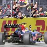  Vettel arrasa y Ferrari toma aire