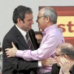 El alcalde Hereu y el ex president Montilla se dan un afectuoso abrazo durante el consejo nacional del PSC