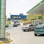 La gasolinera donde aparcó el coche está junto a un centro comercial