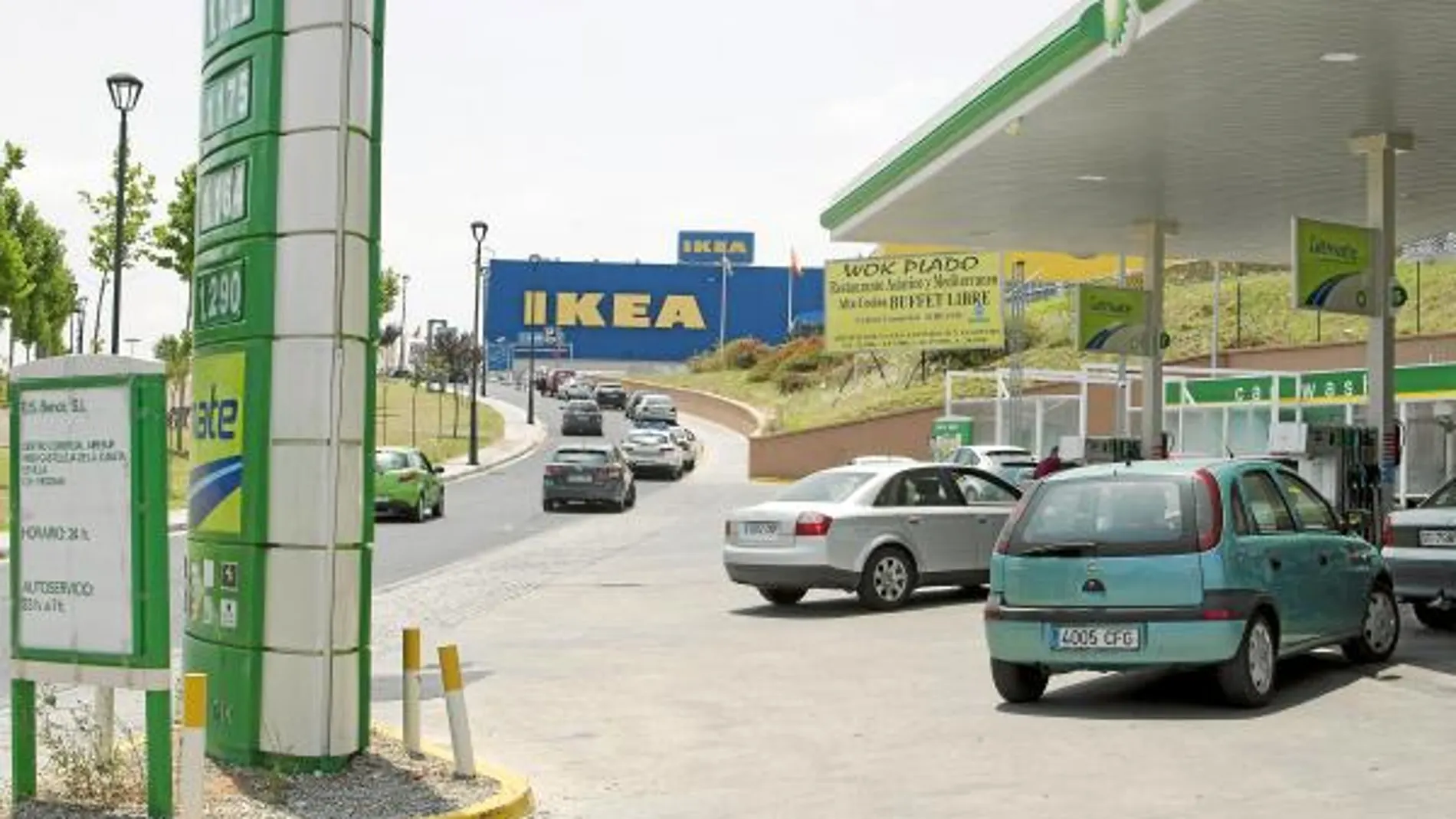 La gasolinera donde aparcó el coche está junto a un centro comercial