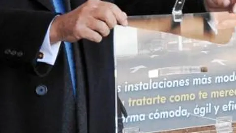 Parro colocó ayer la primera piedra de la ITV de Móstoles, que estará en funcionamiento a mediados de 2012 en el Parque Empresarial de Móstoles Tecnológico.