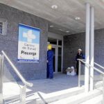 Dos operarios ultiman algunas mejoras en el exterior del centro de salud de Arroyo de la Encomienda