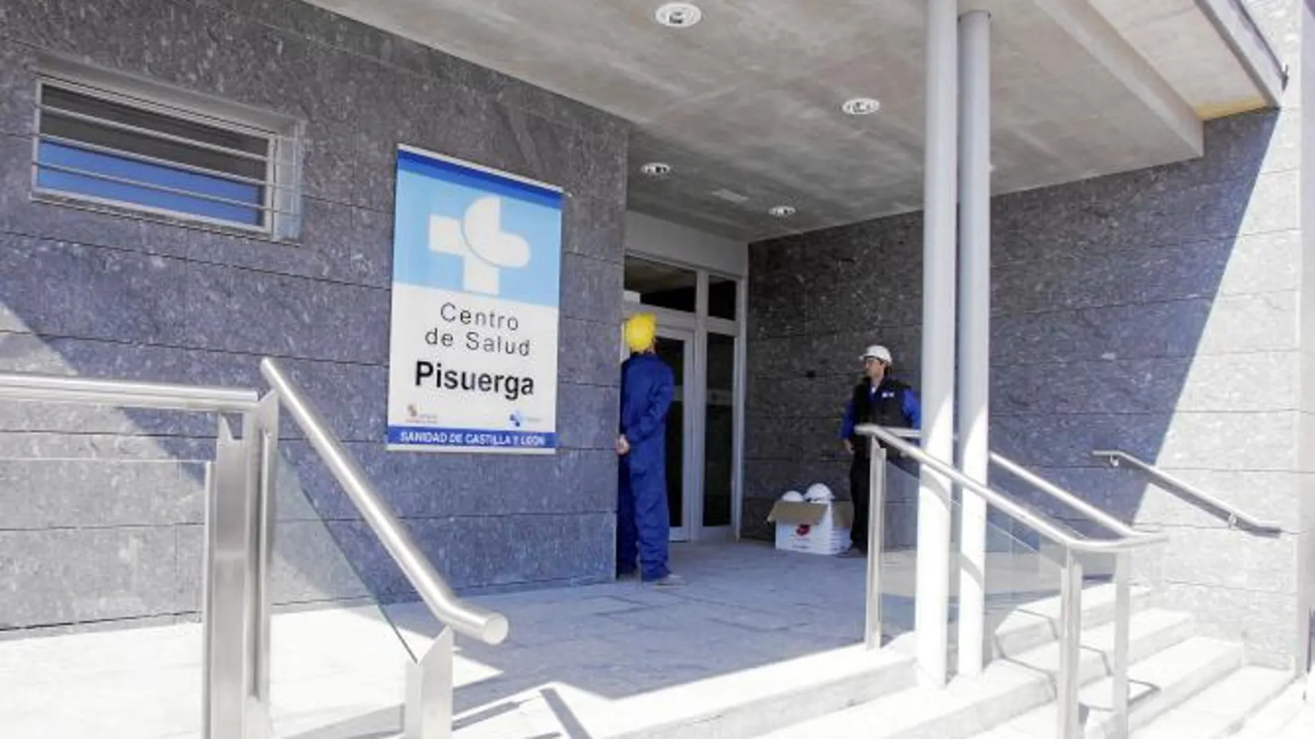 Dos operarios ultiman algunas mejoras en el exterior del centro de salud de Arroyo de la Encomienda