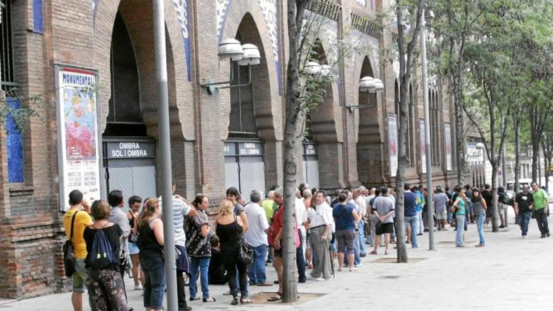 Largas colas en Barcelona para comprar entradas para la Monumental