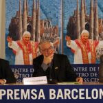 El jefe de prensa del Vaticano, P. Federico Lombardi (c), acompañado de Isidre Catela(d) y el portavoz de la conferencia episcopal Jordi Roigé(i),