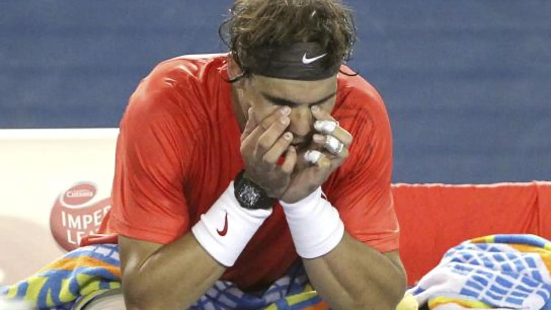 Rafa Nadal se lamenta en un parón del partido ante Ferrer