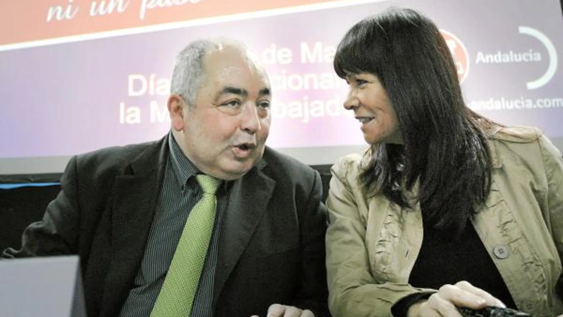 Manuel Pastrana, ayer con la consejera de Igualdad, Micaela Navarro