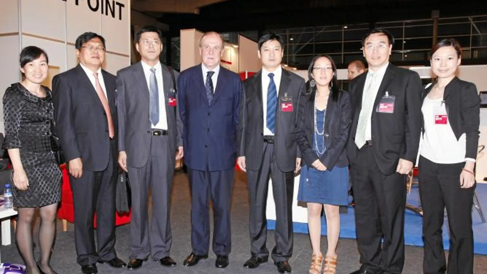 El presidente del Salón Internacional de la Logística y de la Manutención, Enrique Lacalle, con la delegación china, ayer