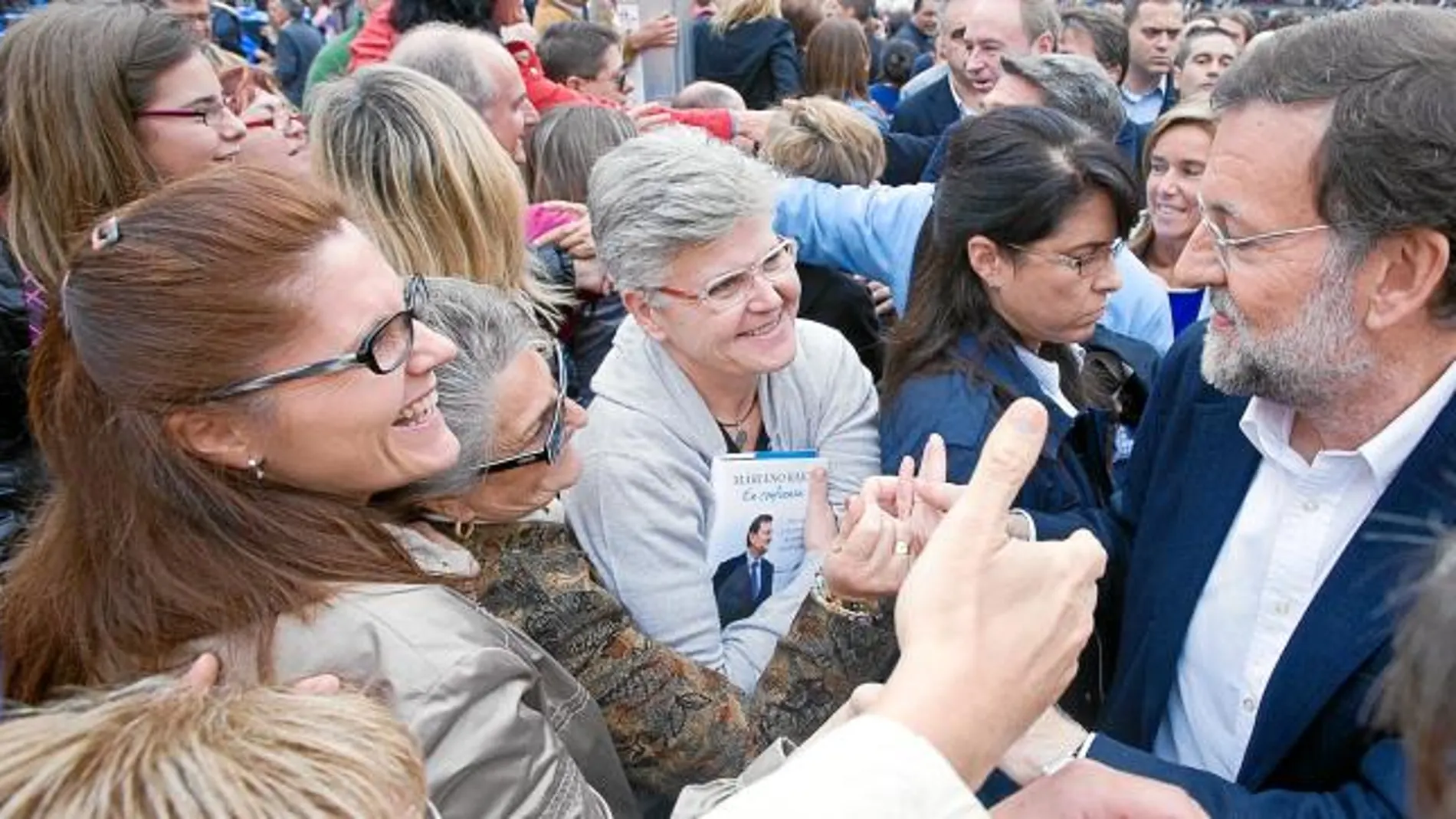 Las miles de personas congregadas en la plaza de Toros aclamaron a Mariano Rajoy