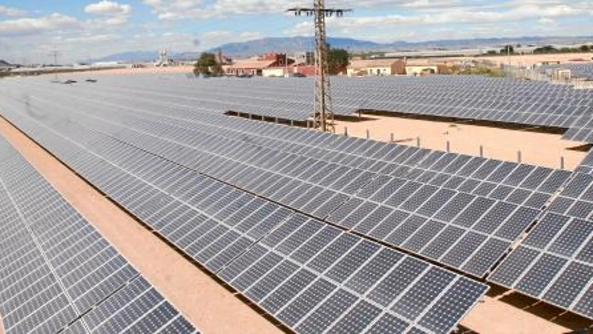 Imagen de archivo de uno de los huertos solares que existen en la Región de Murcia, y a los que el Gobierno central quiere recortar las subvenciones