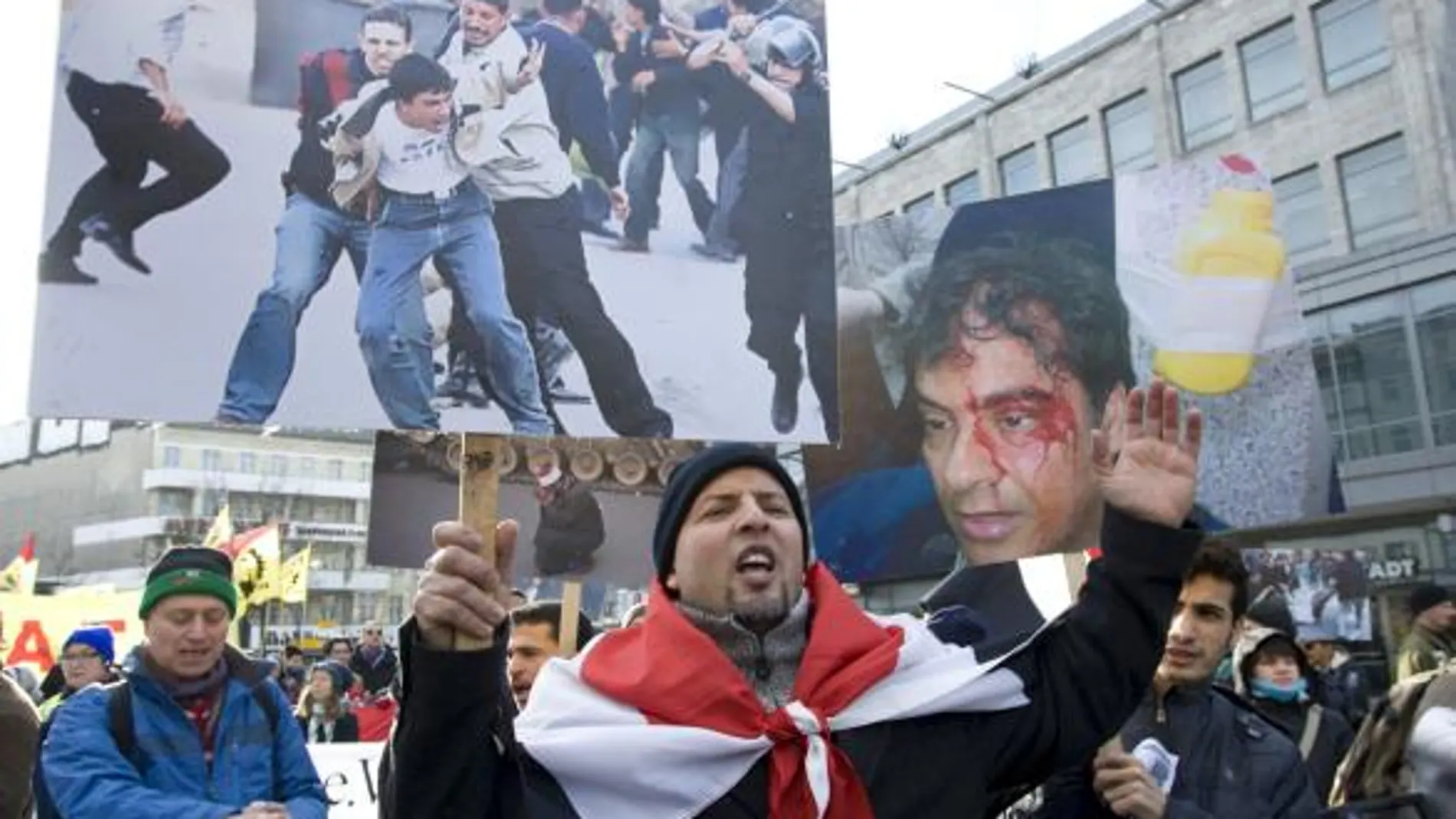Manifestantes egipcios celebraron la marcha de Mubarak frente a la sede del festival