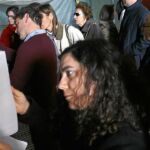 Imagen de archivo de algunos votantes que comprueban si sus datos personales son correctos