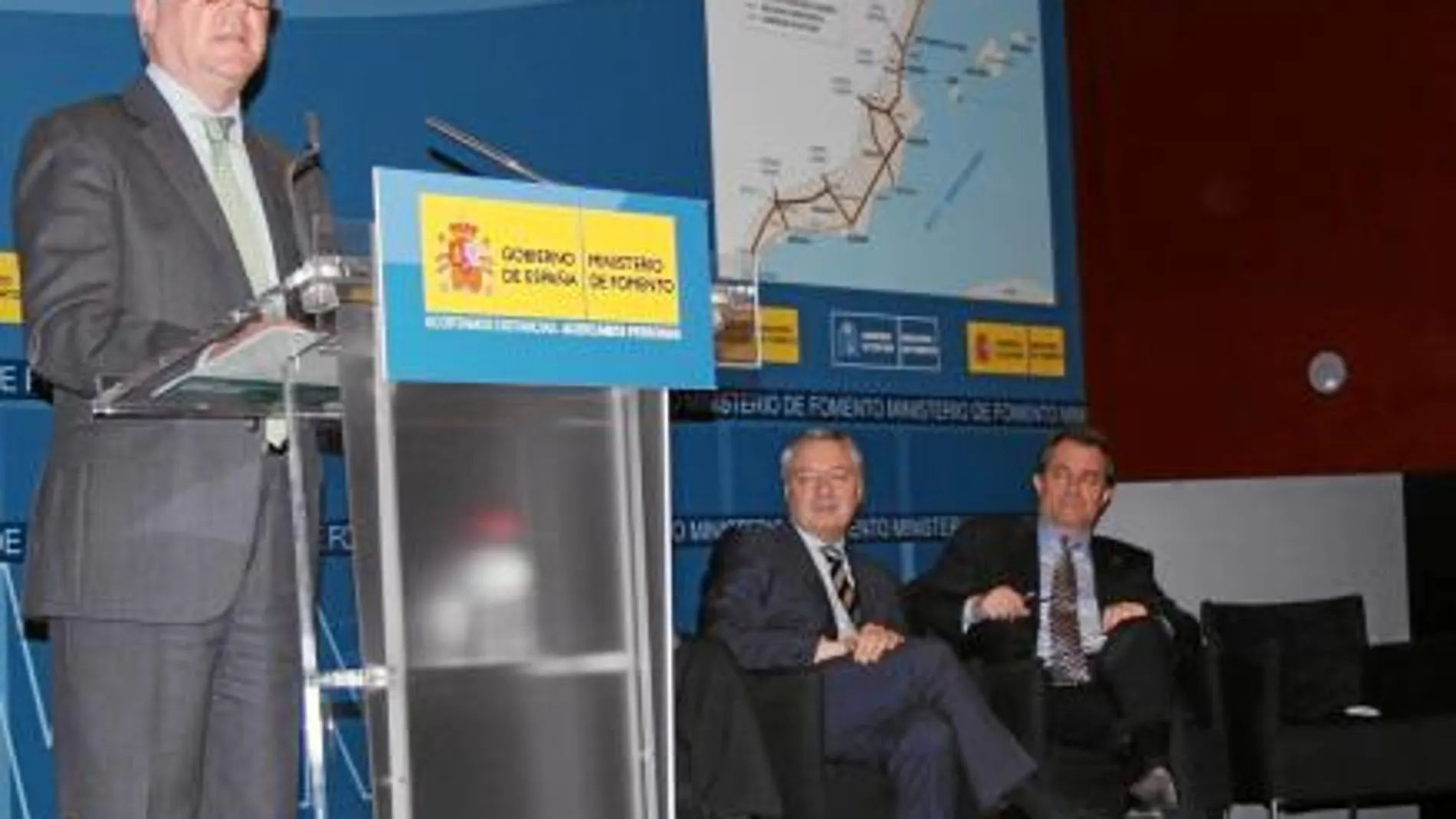 Valcárcel, durante su intervención en Barcelona, ante la mirada del ministro de Fomento, José Blanco, y el presidente de la Generalitat, Artur Mas