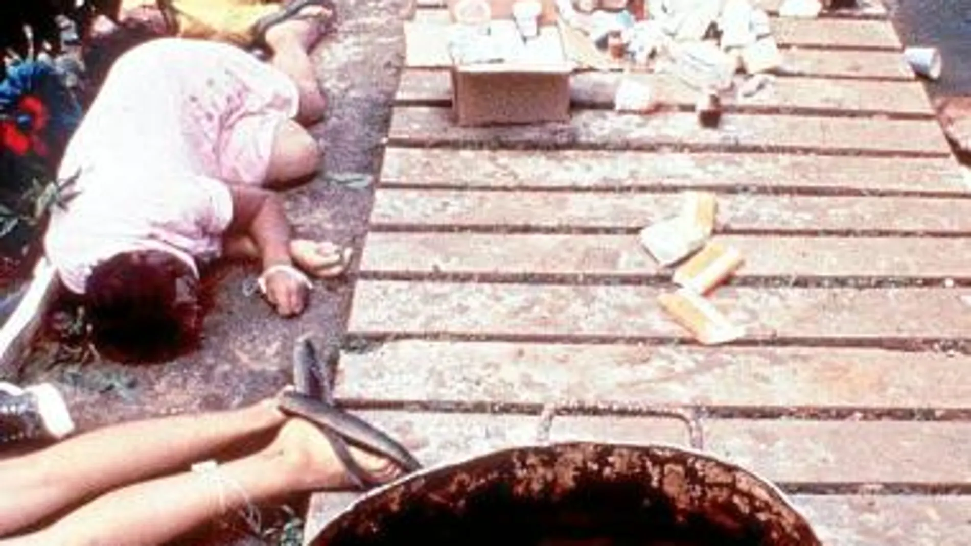 Una imagen del suicidio colectivo de 918 personas de la secta Peoples Temple en Guyana, en 1978
